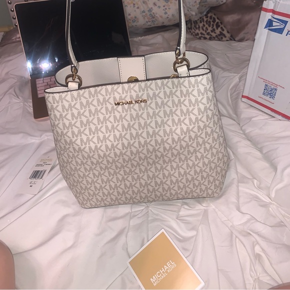Never used MICHEAL KORS!!🤍 - Picture 3 of 8